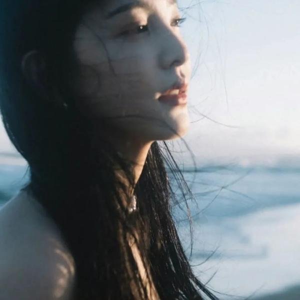 她对星星歌唱